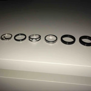  - Säljer alla ringar för 15kr st, de svarta för 20kr. de är inte samma storlek så skriv och fråga om du är intresserad. De ligger i storleksordning på första bilden! Minst från vänster till höger. :)