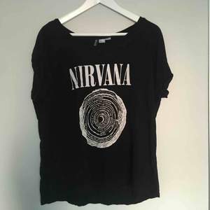 Nirvana tröja i storlek m, mycket bekväm och fint skick! 