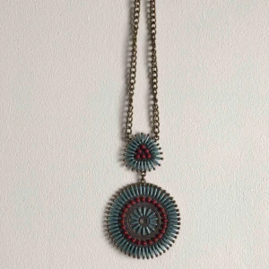  - Fint halsband köpt här på Plick får ett par år sedan. Säljes då det tyvärr inte kommer till användning längre🌸 Undrar ni något, eller vill ha fler bilder är det bara att höra av sig!🍋