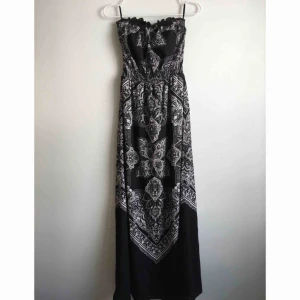  - En av mina absoluta favoritklänningar, säljes då jag tyvärr inte får någon användning för den längre. Köptes i en butik i Kanada för ett par år sedan. Den är off-shoulder och storleken säger XS men skulle säga att den även passar S🌸