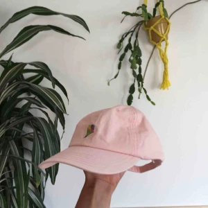  - Gullig rosa keps med en liten broderad bukett. Helt oanvänd! 