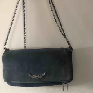  - ljusblå zadig, köpt för ngt år sen nypris ca. 3000  väskan har inga fläckar, ngt blir fel när jag laddar upp den, kan skicka bilder privat