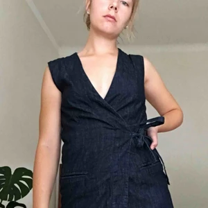  - Knyt-top i jeans från Weekday. Knappt använd. Köpare står för frakt🌌 (egentligen klänning men har varit lite kort för mig som är 1.70 att användas till det)