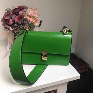  - axelbandsväska i fin grön färg!! helt ny