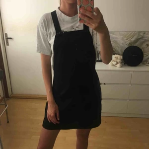 Svart klänning - En cool svart klänning. Storlek 36 funkar också. ✔️