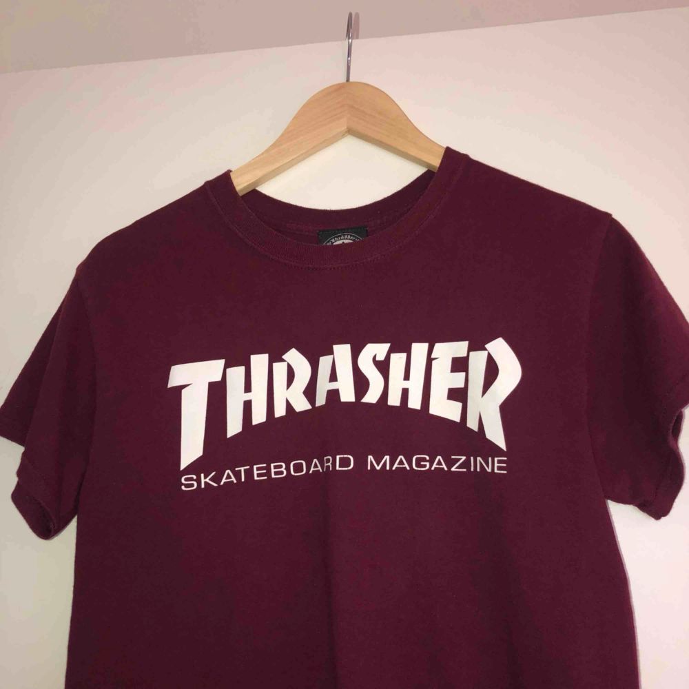 Vinröd t-shirt från Thrasher🔥🔥 köparen står för frakt📦. T-shirts.