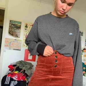  - Hoddie från NIKE. Passar både S och M. Köpt på Humana för 200kr