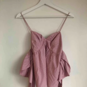  - Fin rosavit randig off shoulder (med linnestraps) blus från BikBok💓 aldrig använd 