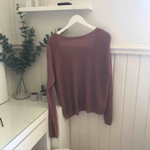 - Stickad tröja från NAKD. Skit snygg med låg rygg (se bild) och lite rostig färg. Knappt använd och är därmed i väldigt gott skick:) Swishbetalning, frakt betalas av köparen