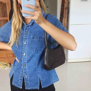  - Ännu en söt hand bag, denna från märket elegant. Köpt second hand i Australien! Kan mötas upp i Stockholm annars ligger frakten på 79kr 💕 