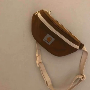  - Midjeväska från Carhartt. Sparsamt använd! Möts upp i Stockholm, annars står köparen för frakt :) 