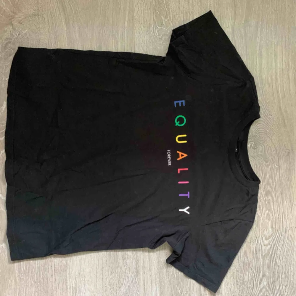 Fin ”equality” T-shirt från Gina! Passar mig bra som vanligtvis har XS/S. Frakt inräknat i priset, tar endast swish. Bara att skicka en fråga om du undrar något! . T-shirts.