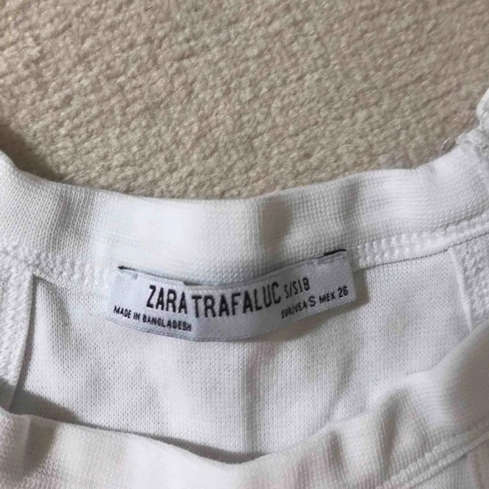 Jättefin kort tröja som är köpt på Zara! Den är i superbra skick då den inte är så använd. Frakt tillkommer på 30kr! . Toppar.