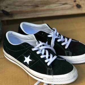  - Säljer ett par nästintill oanvända par converse one stars! Inköpspris ca 650 kr!