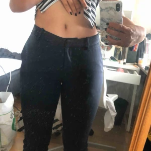  - Mörkblå kostymbyxor, skitsnygga men kommer inte till användning längre :/  Frakt 40kr