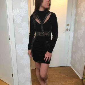  - Sammetsklänning med spetsdetaljer! Frakt tillkommer, kan annars mötas upp i Stockholm