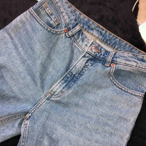  - Jeans från Monki.  Använda 1 gång. Hög midja (High relaxed) Inte stretch, sitter som en smäck though! Stl. 27 CN 165/168A