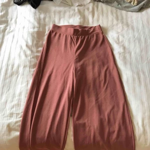  - Vida högmidjade byxor! Gammalrosa, jätte sköna funkar både som mjukis och kostymbyxor. Aldrig använda, tom prislappen e kvar. Köpta för 300 säljs för 200 