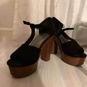  - Klackskor endast använda vid ett tillfälle. Imitations mocka. 