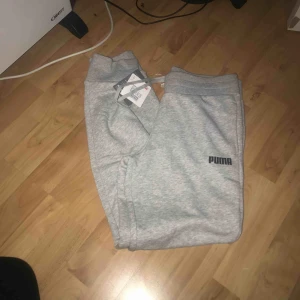  - Helt oanvända puma mjukisbyxor med prislapp! Köparen står för frakten:)