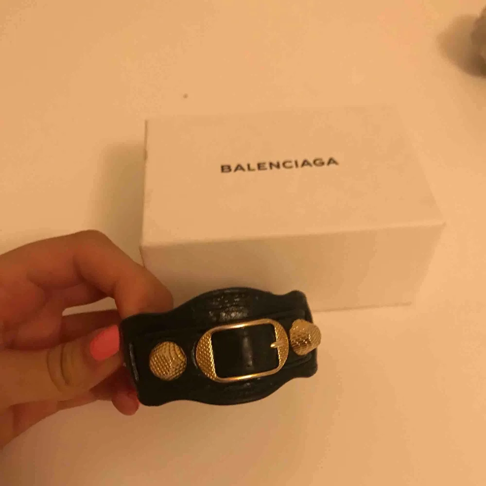 Balenciaga armband, svart med guldiga detaljer, storlek M. Accessoarer.