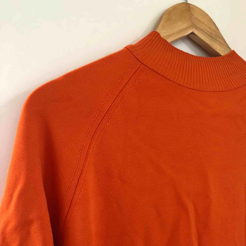 Superfin orange tröja från Mango. Storlek S. Tunt tunt stickat. . Tröjor & Koftor.