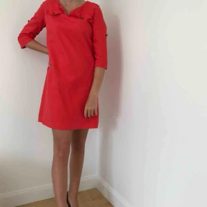  - Röd klänning från Tommy Hilfiger. Mycket bra skick. Pris kan diskuteras.