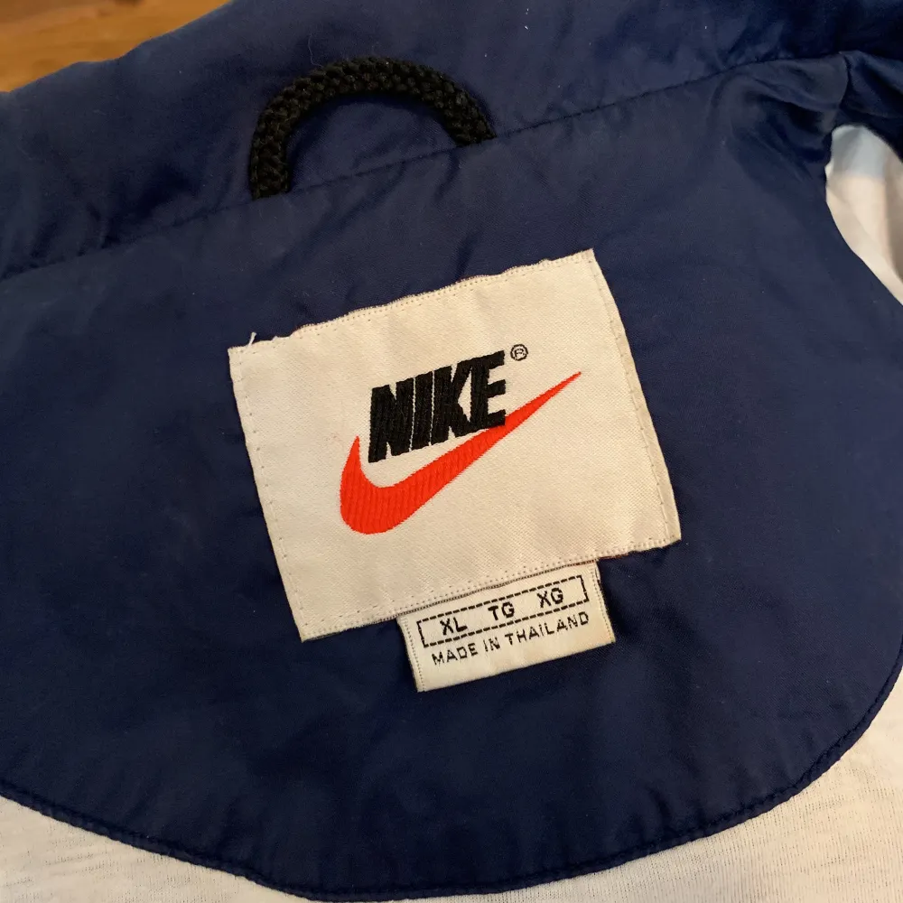 Vintagejacka från Nike! Köparen står för frakt 💙. Jackor.