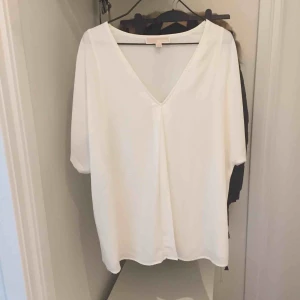  - Champagne-vit blus/topp i Stl M från Michael Kors. Nyskick! Oanvänd. Kan skickas mer bilder. Nypris: 1295kr