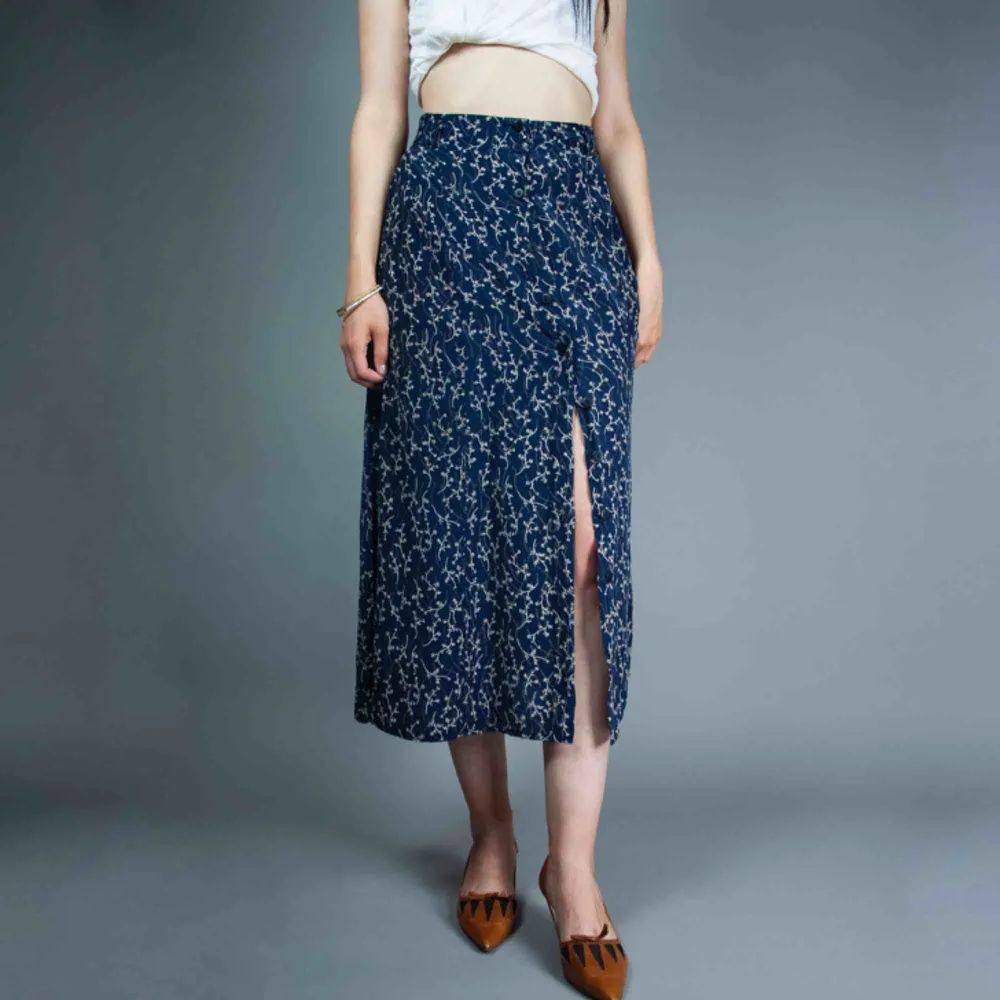 Vintage 90s pure silk buttoned up floral midi skirt in navy. Print flaw. Label: XXL, fits best L Model: 173/S (big on her) Measurements (flat): length: 83 waist: 41 Price is final! Free shipping! Ask for the full description! No returns!. Kjolar.