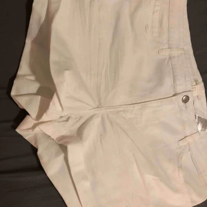  - Helt nya vita shorts från H&M, inte de bästa bilderna men man kan få mycket bättre bilder! Köparen står för frakt 