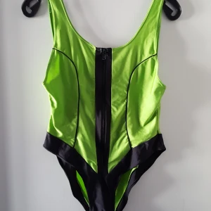  - Neongrön och svart baddräkt i storlek 38. Kostnaden för frakt blir 36kr.