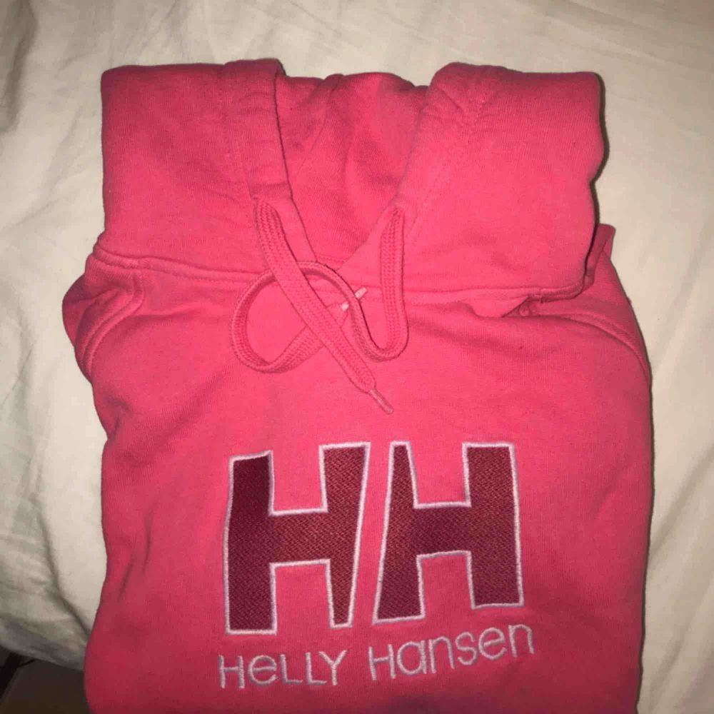 Mysig hoodie från Helly Hansen, aldrig använd. Strl S. Huvtröjor & Träningströjor.
