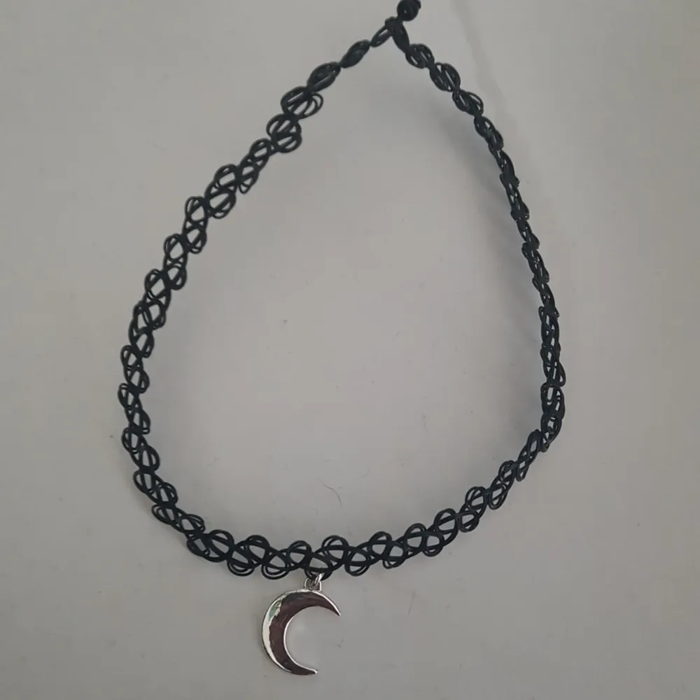 Choker med måne Skickar endast köparen står för frakt. Accessoarer.