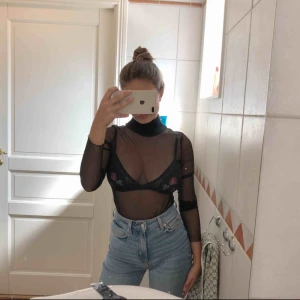  - Långärmad svart meshtröja med polokrage i tyg från Zara i bra skick! 