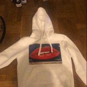  - Min dotter köpte tröjan men har ångrat sig. Min dotter är 13 år. Tröjan är helt ny, aldrig använd, hon har bara provat den och är beställd från the cool elephants hemsida. 