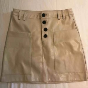  - Fejk skin kjol ifrån Zara i storlek S