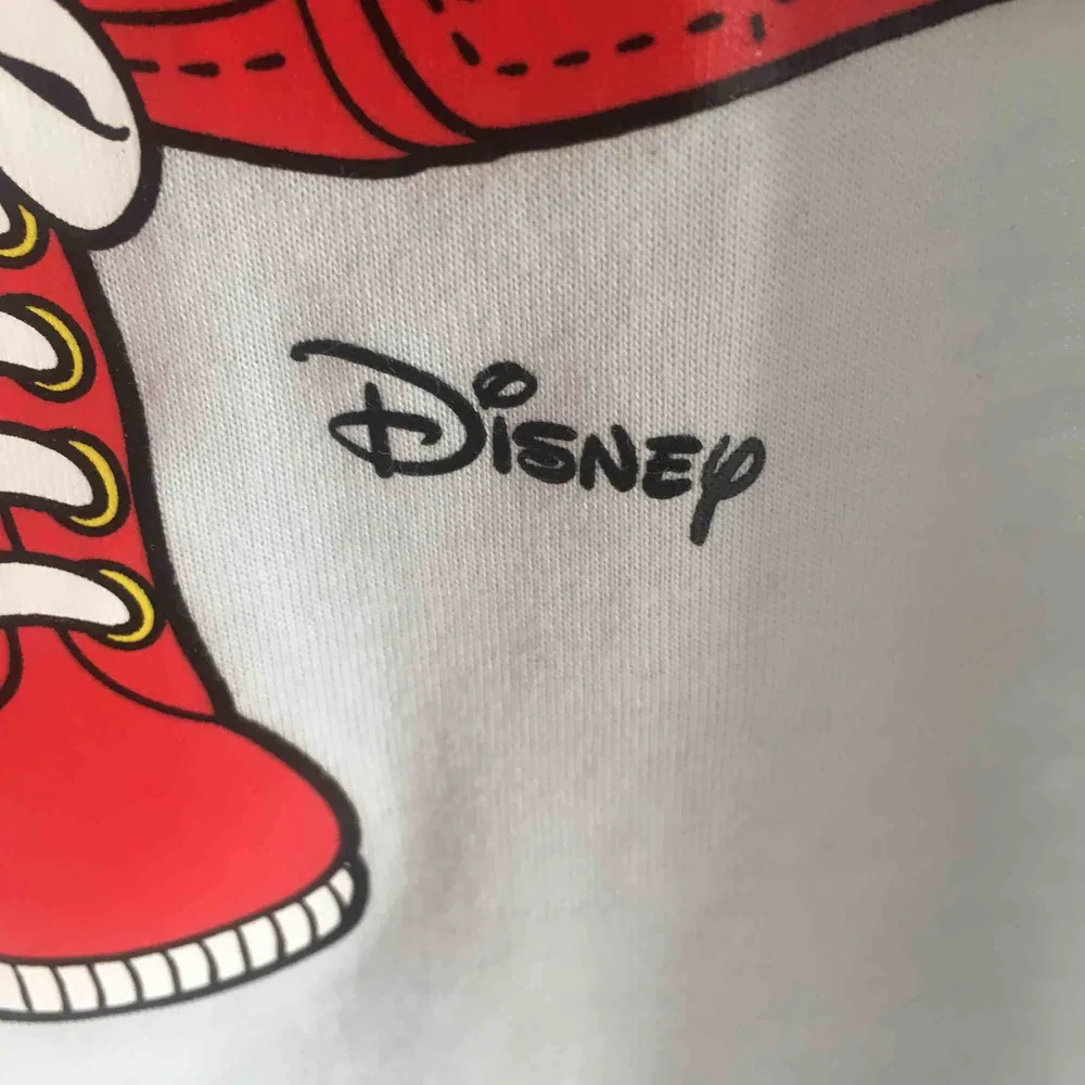 H&M collab med Moschino (&Disney) T-shirt säljes som aldrig har använts. . T-shirts.