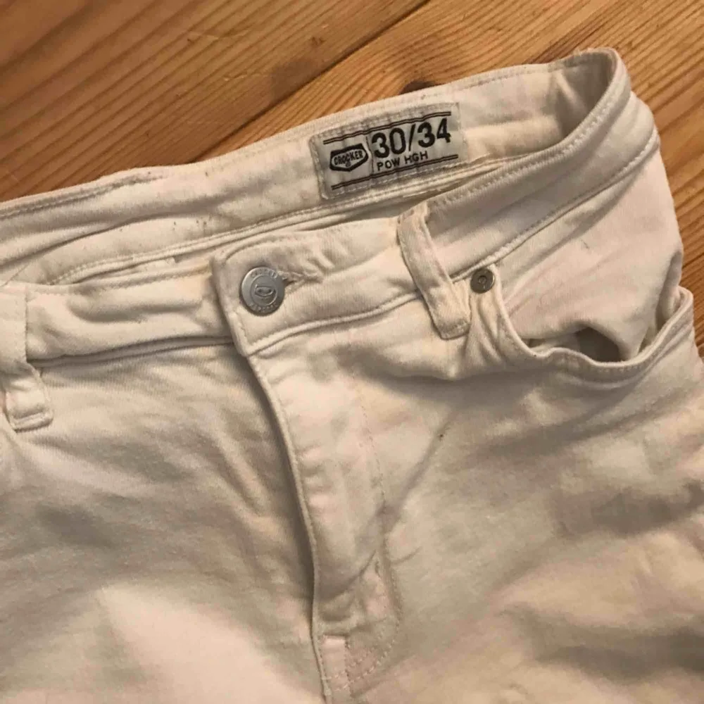 Oanvända vita Jeans från Crocker. Nypris ca 700kr men säljer så pass billigt eftersom dem bara ligger där längst in i garderoben.  Köpare står för frakt. Jeans & Byxor.