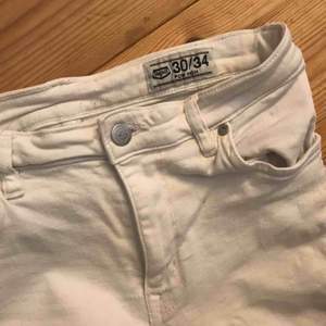 Oanvända vita Jeans från Crocker. Nypris ca 700kr men säljer så pass billigt eftersom dem bara ligger där längst in i garderoben.  Köpare står för frakt