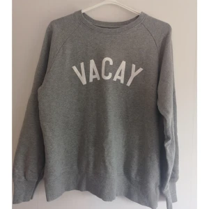  - Snygg och skön tröja i 100% organic cotton. Fint skick! Ta 3 betala för 2 (billigaste på köpet) gäller på alla mina annonser! ✨ 