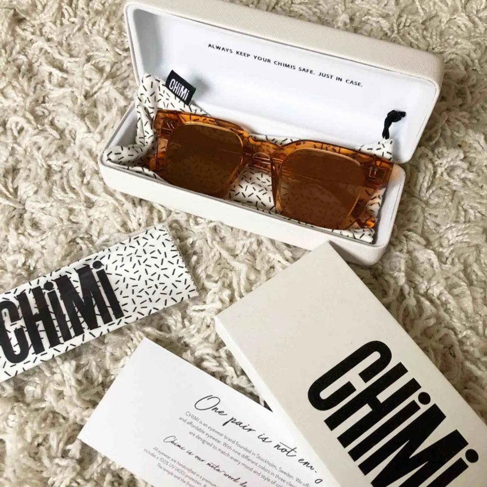 Säljer dessa Chimi solglasögon 004 Peach med spegelglas, helt oanvända. Endast legat i förpackningen. Nypris 999kr (schuterman) mitt pris 300.. Accessoarer.