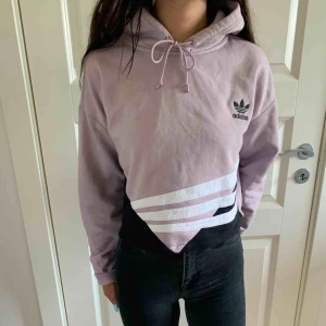  - Superfin cropped hoodie från adidas, nypris 699kr, inte alls mycket använd 💕