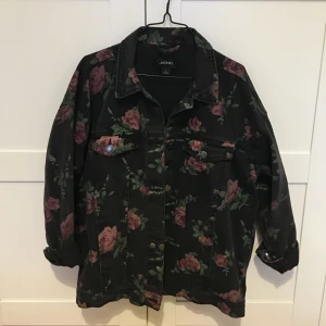  - Oversize jeansjacka från Monki i strl S men passar också M. Knappt använd, rökfri och djurfritt hem. Möts upp i Sthlm eller skickas mot fraktkostnad på ca 110kr :) 