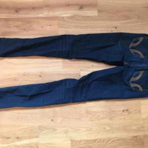  - Mörka jeans från Hollister! Mycket måttligt använda, riktigt fint skick. 