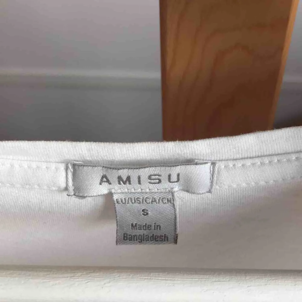 T-shirt från Amisu! Använd men i bra skick. det är dessutom inget rosa på tröjan som det ser ut att vara i bilden. Köpare står för frakt🚛. T-shirts.