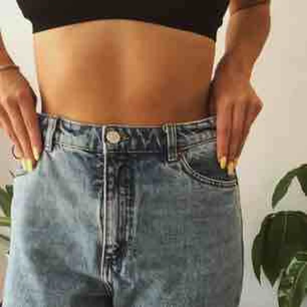 Nästintill oanvända kimomo jeans från monki!  Jag älskar både färgen och modellen, men dom har tyvärr blivit för stora för mig. Priset är prutbart vid snabb affär! Hör gärna av dig🌞. Jeans & Byxor.