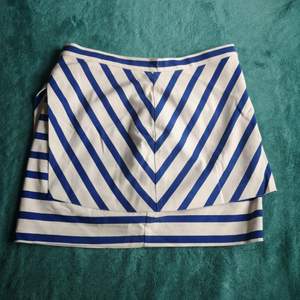 Beautiful naivy stripes mini skirt. Good condition. 