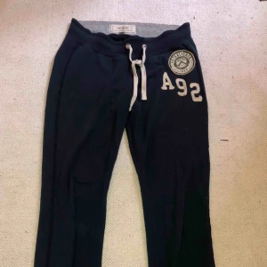  - Amercrombie mjukisbyxor. Små i storleken så skulle mer säga att det passar xs/s! Välanvända men i fint skick❤️ Köparen står för frakten