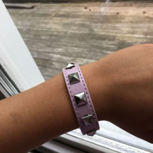  - Säljer detta fina valentino-inspirerande armband. Det är nästan aldrig använt.